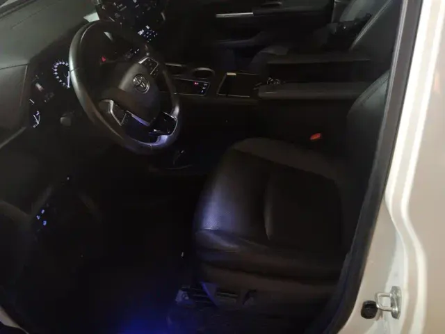 Toyota Sienna — Фото автомобиля 9