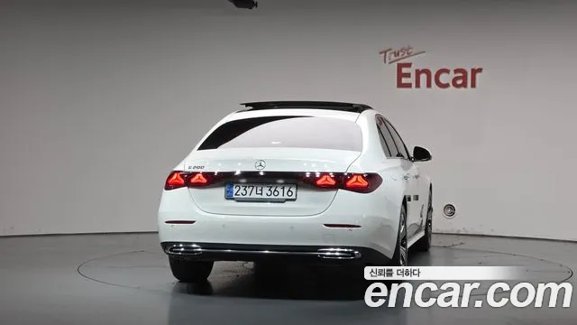 Mercedes-Benz E-Class — Фото автомобиля 4