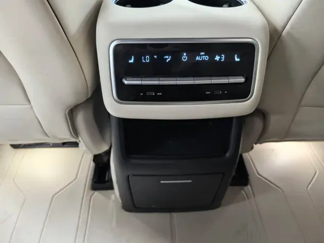 Li Auto L8 — Фото автомобиля 17