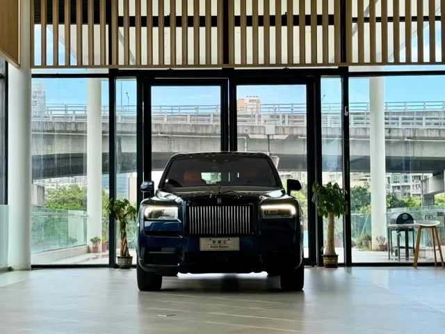 Rolls-Royce Cullinan — Фото автомобиля 2