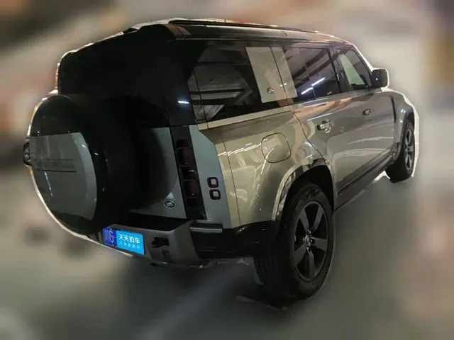Land Rover Defender — Фото автомобиля 2
