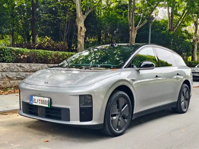 Фотография автомобиля — Li Auto i6