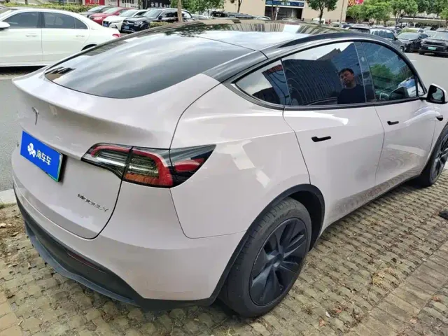 Tesla Model Y — Фото автомобиля 3