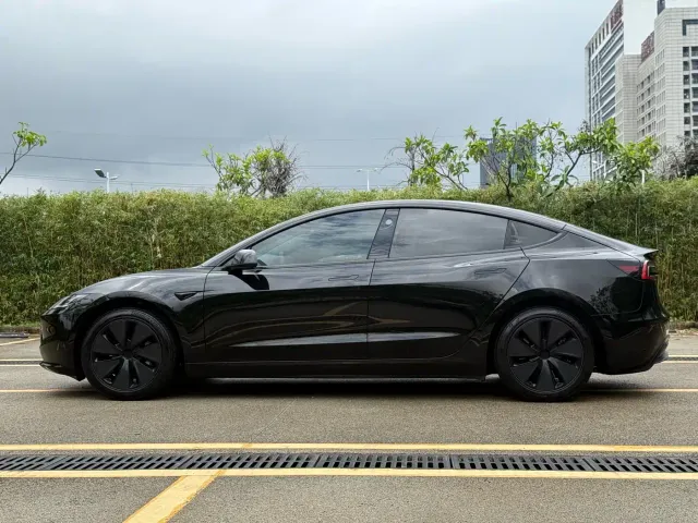 Tesla Model 3 — Фото автомобиля 15