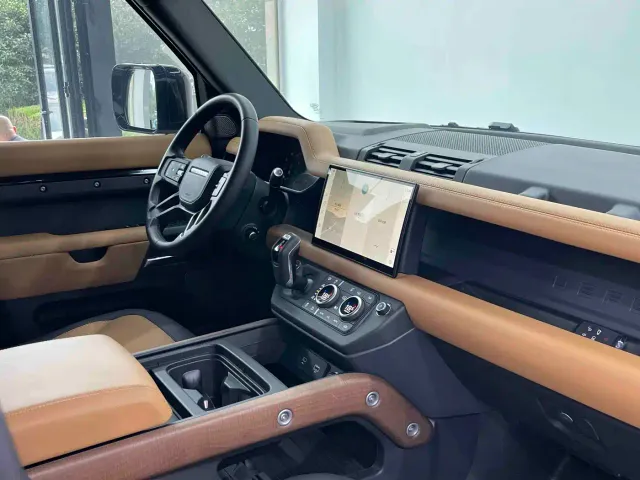 Land Rover Defender — Фото автомобиля 7