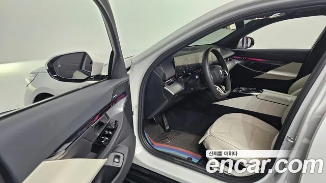 BMW 5 Series G60 — Фото автомобиля 10