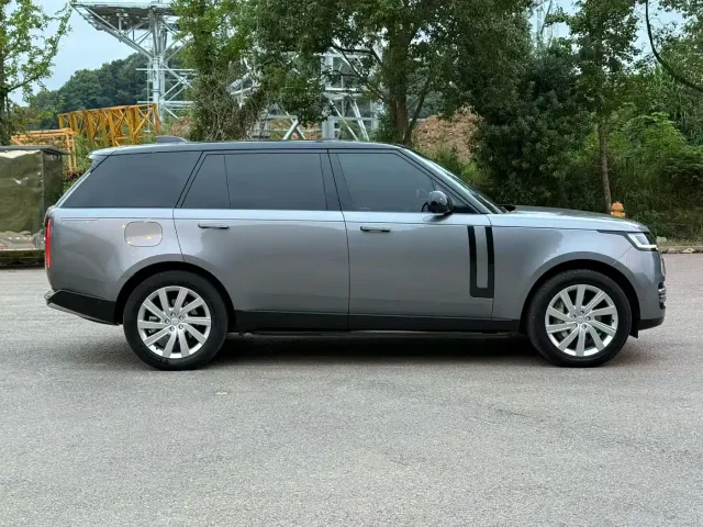 Land Rover Range Rover 2023 3.0 L6 400PS Golden Age 7-Seater Long Wheelbase — Фото автомобиля 4