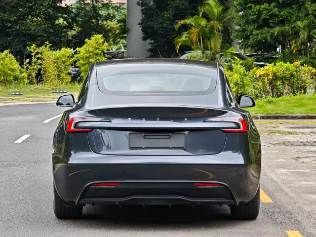 Tesla Model 3 — Фото автомобиля 6
