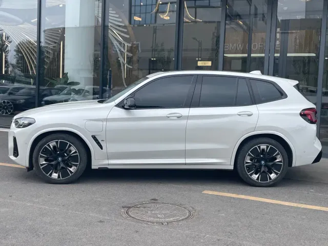 BMW iX3 — Фото автомобиля 3