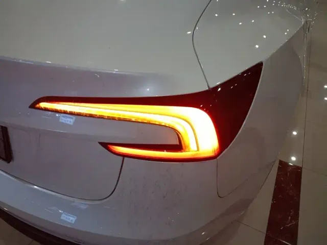 Tesla Model 3 — Фото автомобиля 7