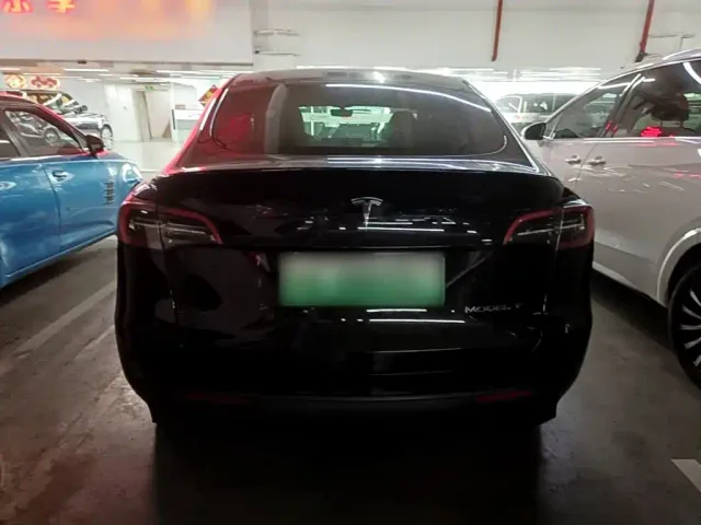 Tesla Model Y — Фото автомобиля 5