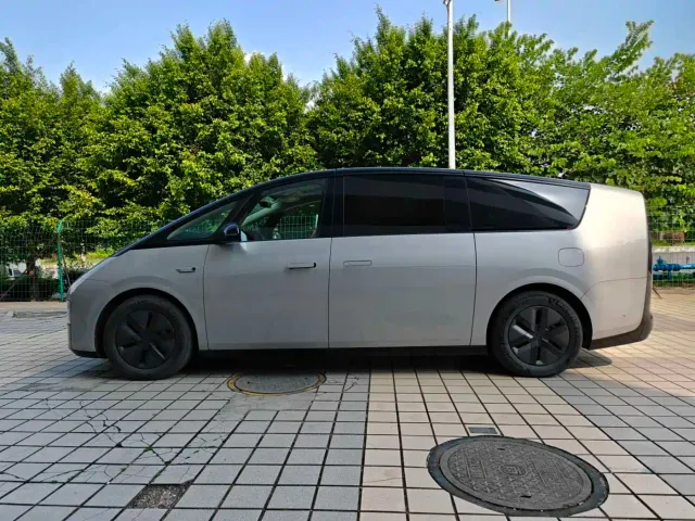 Li Auto MEGA — Фото автомобиля 5