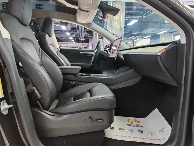 Tesla Model Y — Фото автомобиля 7