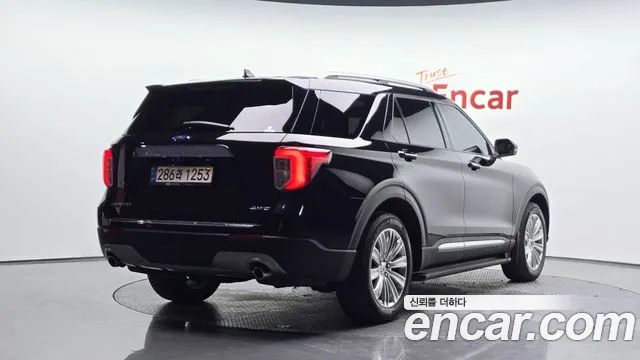 Ford Explorer — Фото автомобиля 2