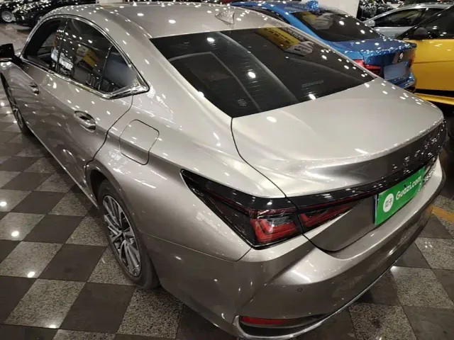 Lexus ES — Фото автомобиля 4
