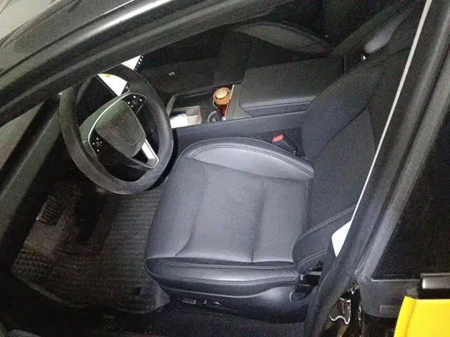 Tesla Model 3 — Фото автомобиля 9