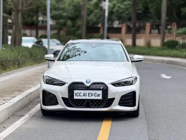 BMW i4 — Фото автомобиля 2