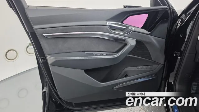 Audi e-tron — Фото автомобиля 12