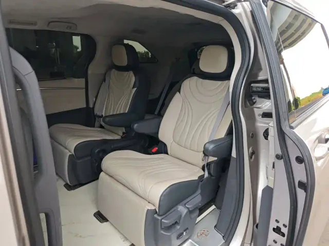 Toyota Sienna — Фото автомобиля 16