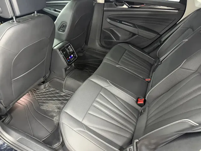 Volkswagen Passat — Фото автомобиля 12