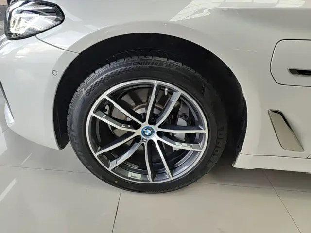 BMW 5 Series — Фото автомобиля 22