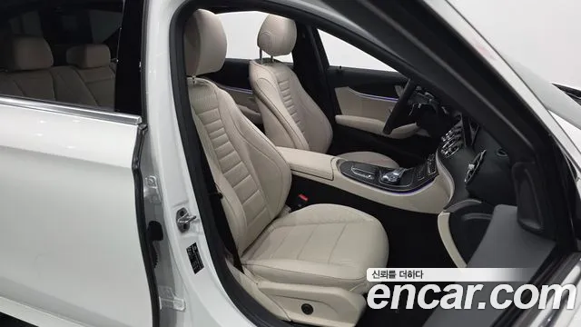 Mercedes-Benz E-Class — Фото автомобиля 16