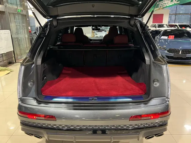 Audi SQ7 — Фото автомобиля 24