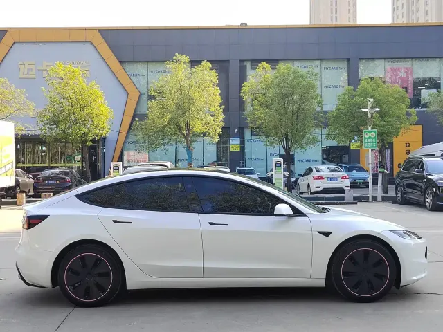 Tesla Model 3 — Фото автомобиля 7