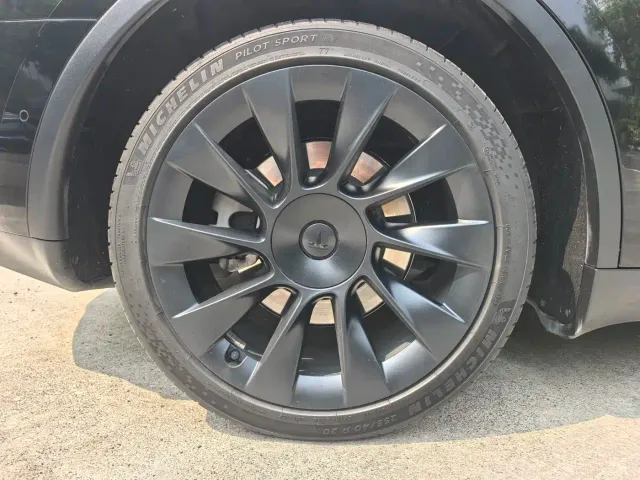 Tesla Model Y — Фото автомобиля 23
