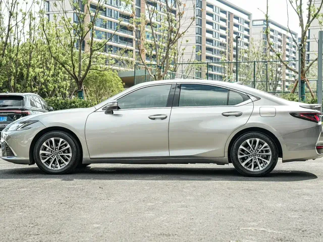 Lexus ES — Фото автомобиля 7