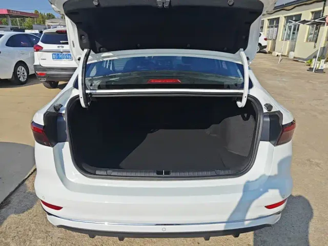 Geely Emgrand — Фото автомобиля 18