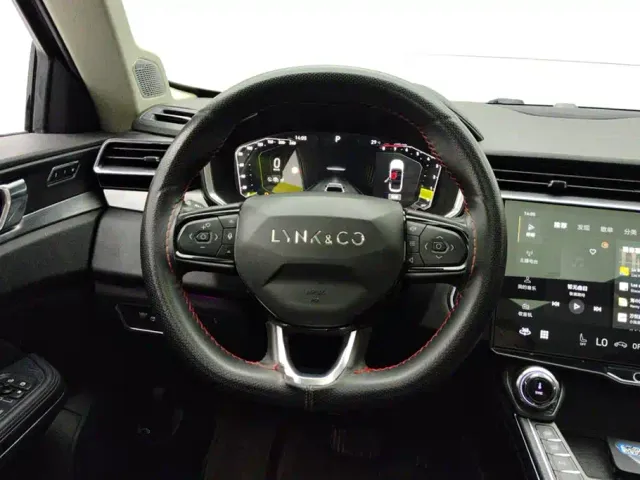 Lynk & Co 01 — Фото автомобиля 15
