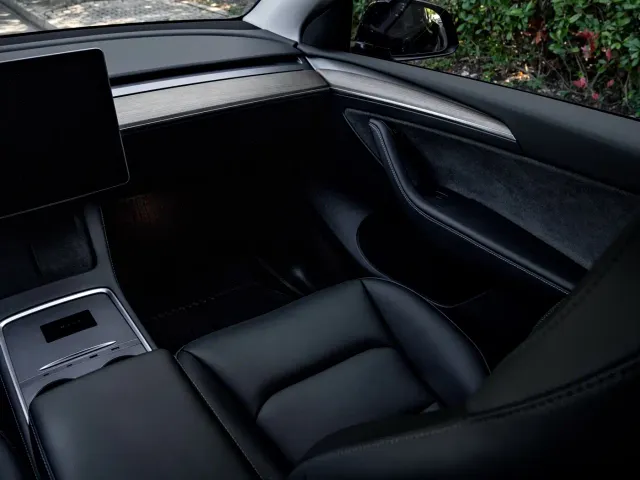 Tesla Model Y — Фото автомобиля 13