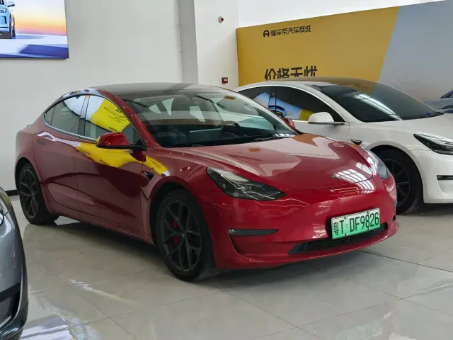 Tesla Model 3 — Фото автомобиля 3