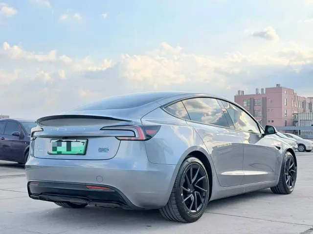 Tesla Model 3 — Фото автомобиля 5
