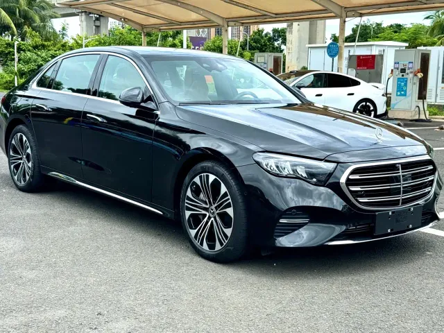 Mercedes-Benz E-Class — Фото автомобиля 3