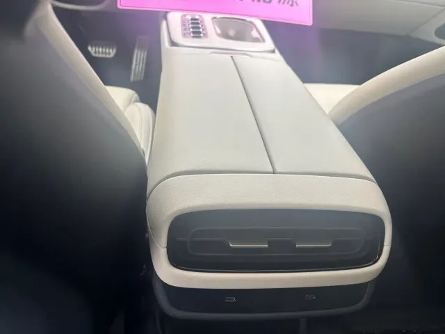 Xiaomi SU7 — Фото автомобиля 9