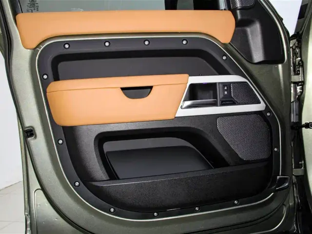 Land Rover Defender — Фото автомобиля 17