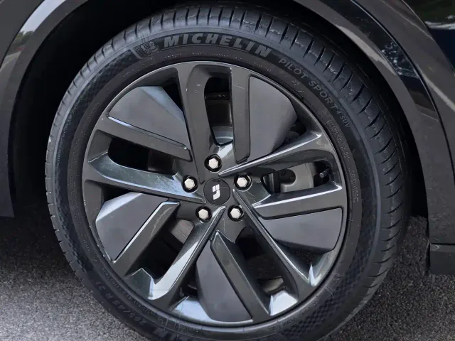 Li Auto L9 — Фото автомобиля 11