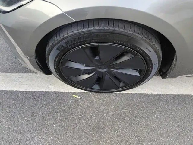 Tesla Model 3 — Фото автомобиля 22