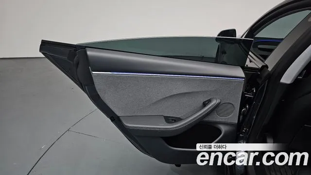 Tesla Model 3 — Фото автомобиля 20