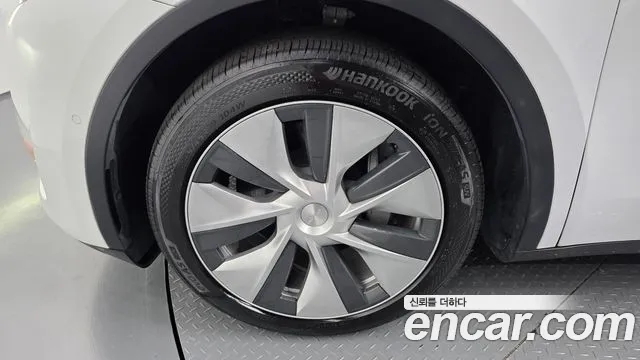 Tesla Model Y — Фото автомобиля 5