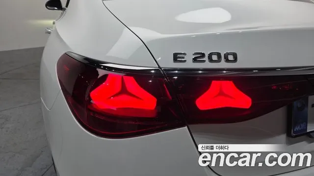 Mercedes-Benz E-Class — Фото автомобиля 22