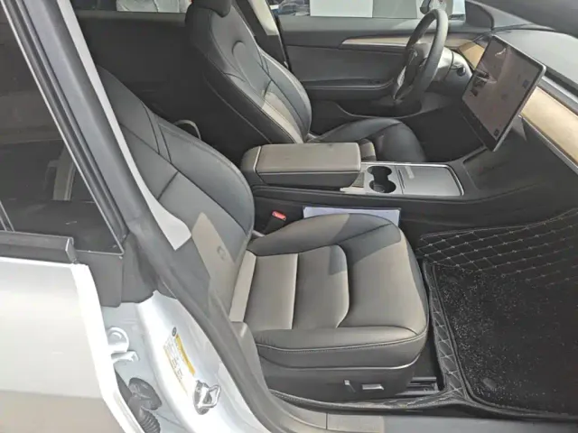 Tesla Model 3 — Фото автомобиля 24
