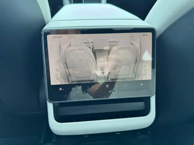 Tesla Model Y — Фото автомобиля 17