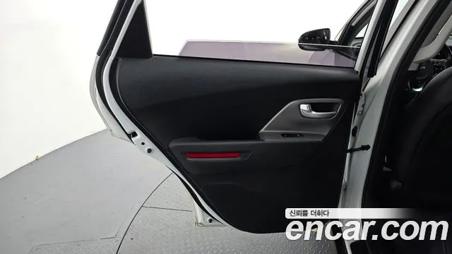Kia Niro — Фото автомобиля 14