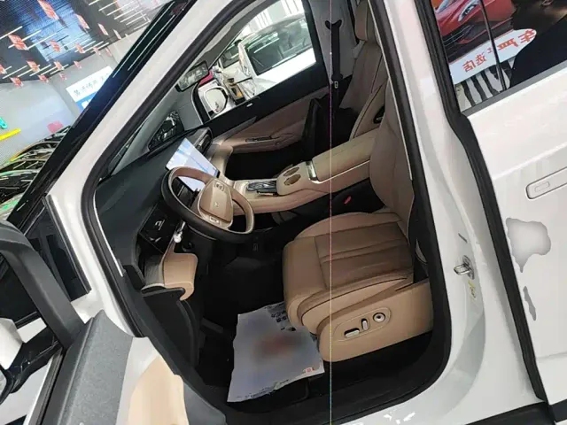 Xpeng X9 — Фото автомобиля 14