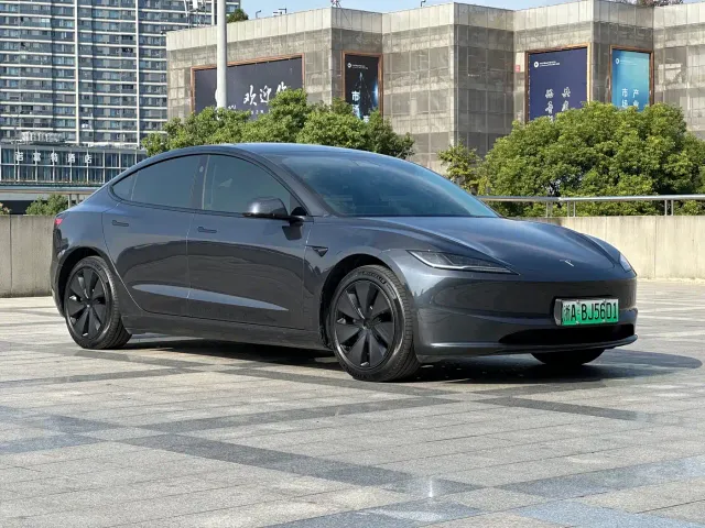 Tesla Model 3 — Фото автомобиля 3