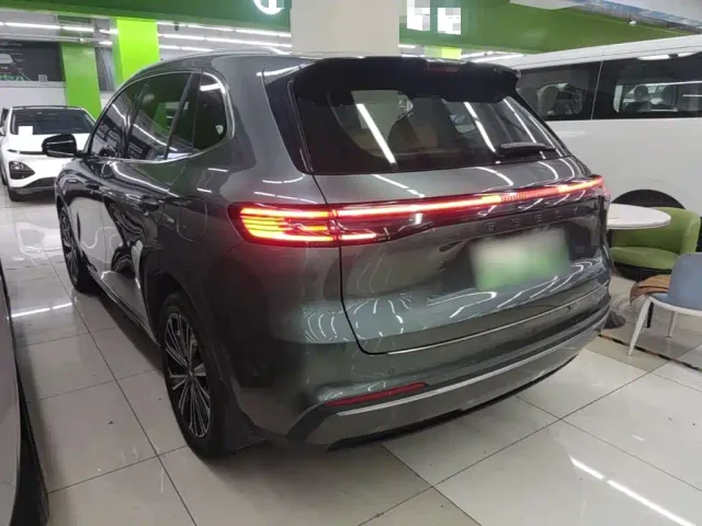 Geely Galaxy Starship 7 EM-i — Фото автомобиля 4