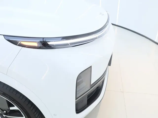 Li Auto L8 — Фото автомобиля 14